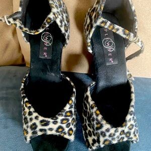 Size 9 Leopard print Platform heel